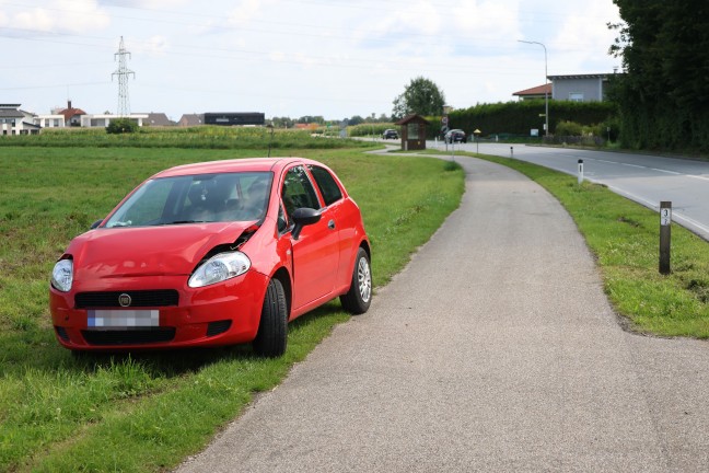 Einsatzkr�fte zu Personenrettung nach schwerem Verkehrsunfall in Regau alarmiert