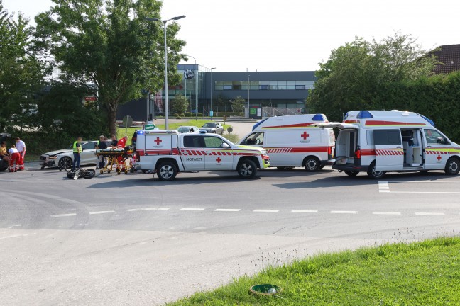 Schwerer Kreuzungscrash: Mopedlenker und Autolenkerin bei Unfall in Gunskirchen verletzt