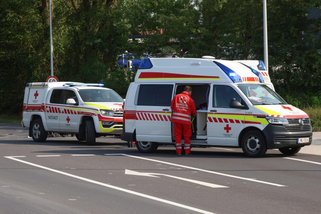 Schwerer Kreuzungscrash: Mopedlenker und Autolenkerin bei Unfall in Gunskirchen verletzt