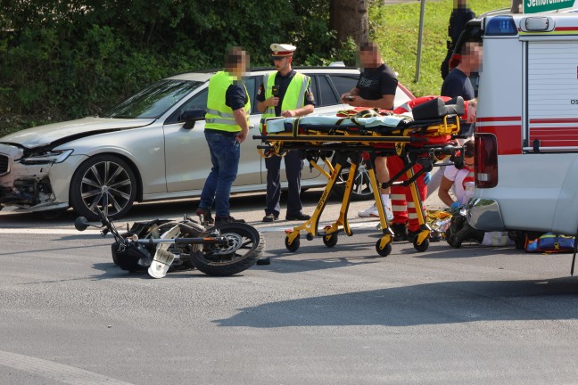 Schwerer Kreuzungscrash: Mopedlenker und Autolenkerin bei Unfall in Gunskirchen verletzt
