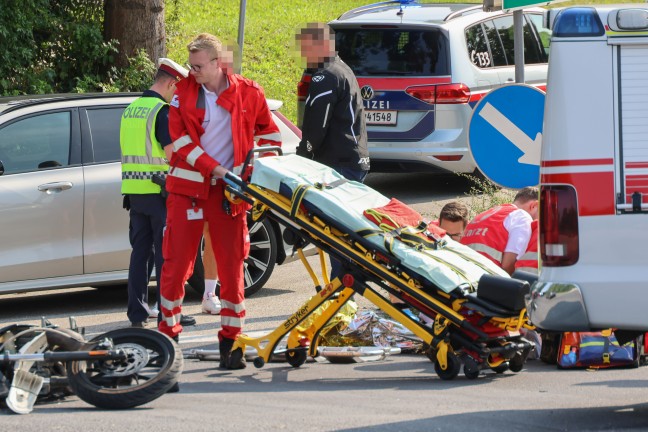 Schwerer Kreuzungscrash: Mopedlenker und Autolenkerin bei Unfall in Gunskirchen verletzt