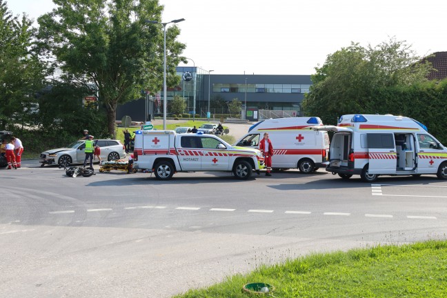 Schwerer Kreuzungscrash: Mopedlenker und Autolenkerin bei Unfall in Gunskirchen verletzt