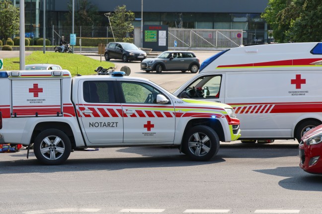 Schwerer Kreuzungscrash: Mopedlenker und Autolenkerin bei Unfall in Gunskirchen verletzt