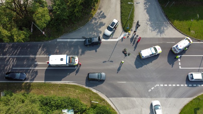 Schwerer Kreuzungscrash: Mopedlenker und Autolenkerin bei Unfall in Gunskirchen verletzt