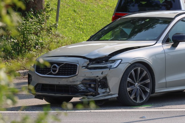 Schwerer Kreuzungscrash: Mopedlenker und Autolenkerin bei Unfall in Gunskirchen verletzt