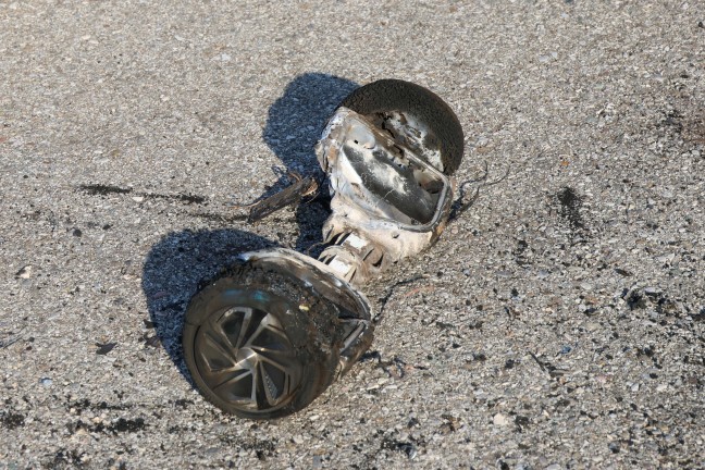 Einsatzkr�fte zweier Feuerwehren zu Brand eines Fahrzeuges in einer Garage in Kronstorf alarmiert