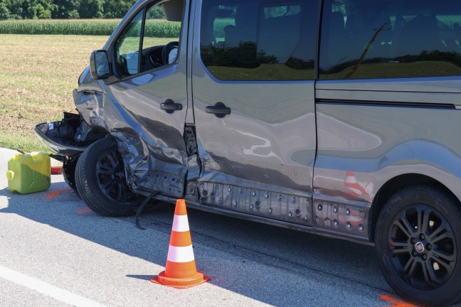 Crash zwischen Kleinbus und PKW in einem Kreuzungsbereich in Wei�kirchen an der Traun