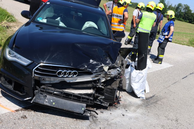 Crash zwischen Kleinbus und PKW in einem Kreuzungsbereich in Wei�kirchen an der Traun