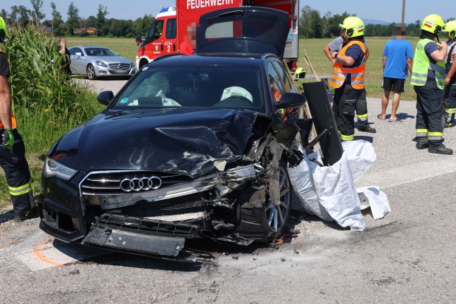 Crash zwischen Kleinbus und PKW in einem Kreuzungsbereich in Wei�kirchen an der Traun