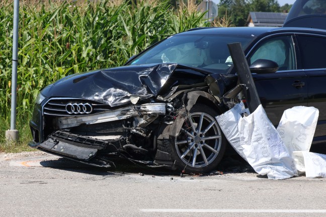 Crash zwischen Kleinbus und PKW in einem Kreuzungsbereich in Wei�kirchen an der Traun