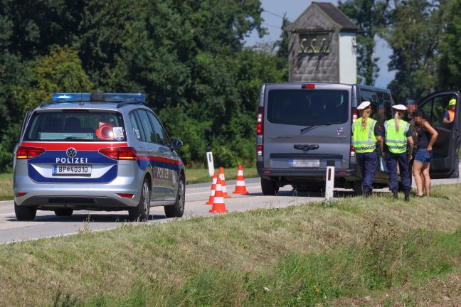 Crash zwischen Kleinbus und PKW in einem Kreuzungsbereich in Wei�kirchen an der Traun