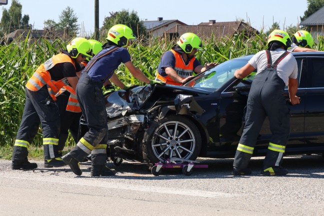 Crash zwischen Kleinbus und PKW in einem Kreuzungsbereich in Wei�kirchen an der Traun