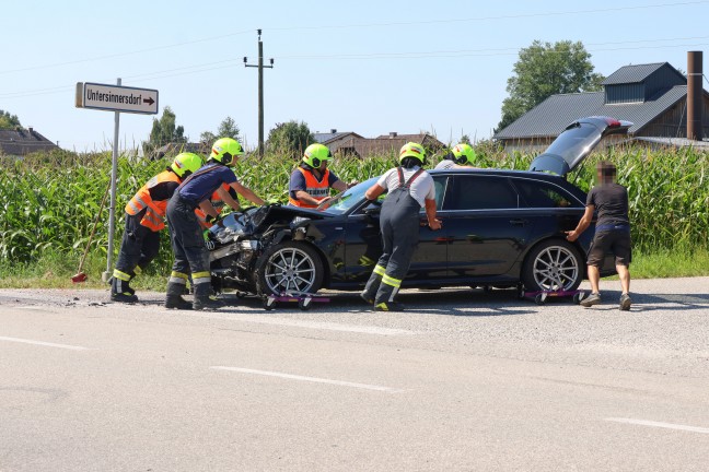 Crash zwischen Kleinbus und PKW in einem Kreuzungsbereich in Wei�kirchen an der Traun