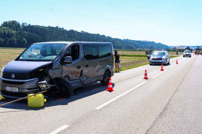 Crash zwischen Kleinbus und PKW in einem Kreuzungsbereich in Wei�kirchen an der Traun