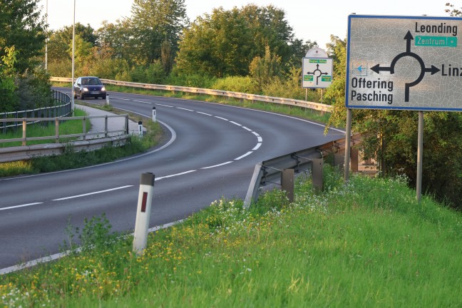 Gegen Leitschiene gekracht: Einsatzkr�fte zu schwerem Verkehrsunfall nach Leonding alarmiert