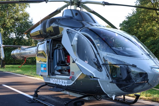 Auto bei Verkehrsunfall in Pilsbach mit gro�er Wucht seitlich gegen Baum geprallt