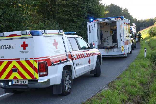 Auto bei Verkehrsunfall in Pilsbach mit gro�er Wucht seitlich gegen Baum geprallt