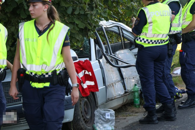 Auto bei Verkehrsunfall in Pilsbach mit gro�er Wucht seitlich gegen Baum geprallt