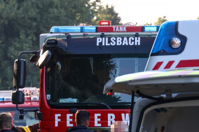 Auto bei Verkehrsunfall in Pilsbach mit gro�er Wucht seitlich gegen Baum geprallt