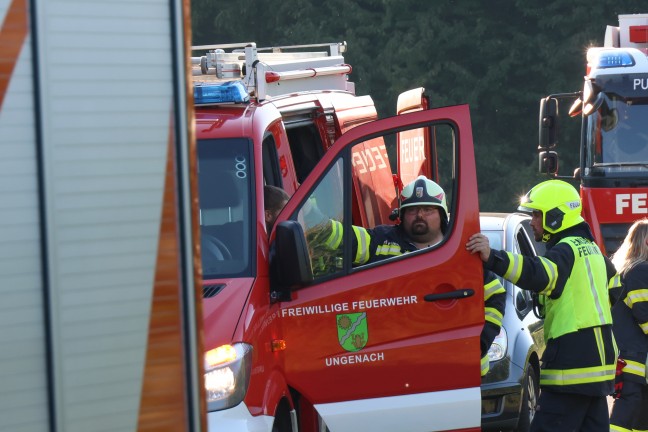 Auto bei Verkehrsunfall in Pilsbach mit gro�er Wucht seitlich gegen Baum geprallt