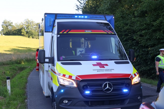 Auto bei Verkehrsunfall in Pilsbach mit gro�er Wucht seitlich gegen Baum geprallt