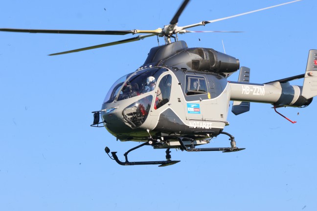 Auto bei Verkehrsunfall in Pilsbach mit gro�er Wucht seitlich gegen Baum geprallt