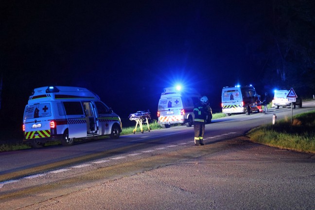 Taufkirchen an der Trattnach: Auto nach schwerem Crash mit Taxibus in den Stillbach �berschlagen