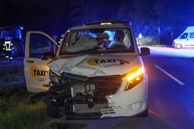 Taufkirchen an der Trattnach: Auto nach schwerem Crash mit Taxibus in den Stillbach �berschlagen
