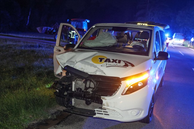 Taufkirchen an der Trattnach: Auto nach schwerem Crash mit Taxibus in den Stillbach �berschlagen