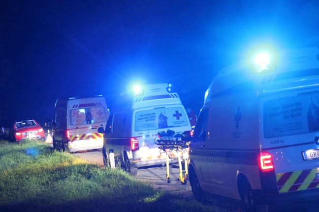 Taufkirchen an der Trattnach: Auto nach schwerem Crash mit Taxibus in den Stillbach �berschlagen