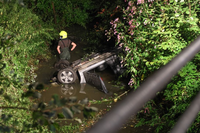 Taufkirchen an der Trattnach: Auto nach schwerem Crash mit Taxibus in den Stillbach �berschlagen