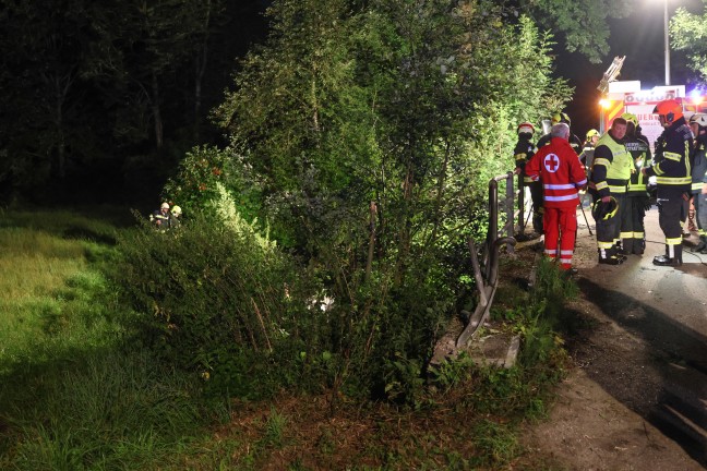 Taufkirchen an der Trattnach: Auto nach schwerem Crash mit Taxibus in den Stillbach �berschlagen