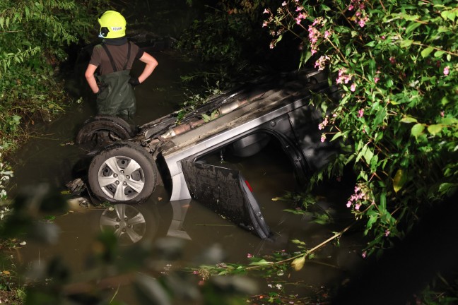 Taufkirchen an der Trattnach: Auto nach schwerem Crash mit Taxibus in den Stillbach �berschlagen