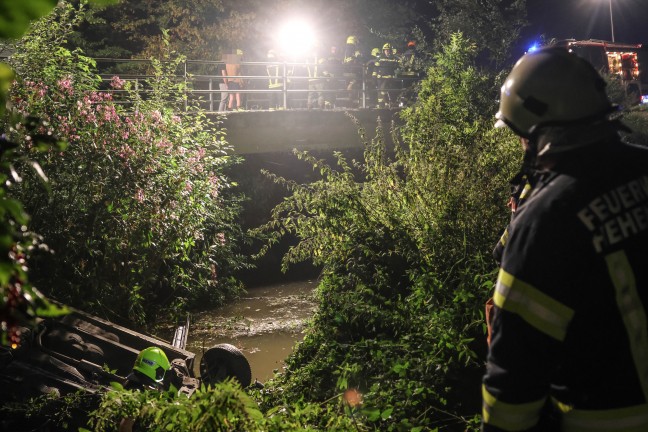 Taufkirchen an der Trattnach: Auto nach schwerem Crash mit Taxibus in den Stillbach �berschlagen