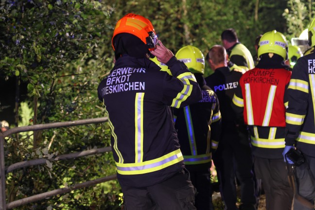 Taufkirchen an der Trattnach: Auto nach schwerem Crash mit Taxibus in den Stillbach �berschlagen