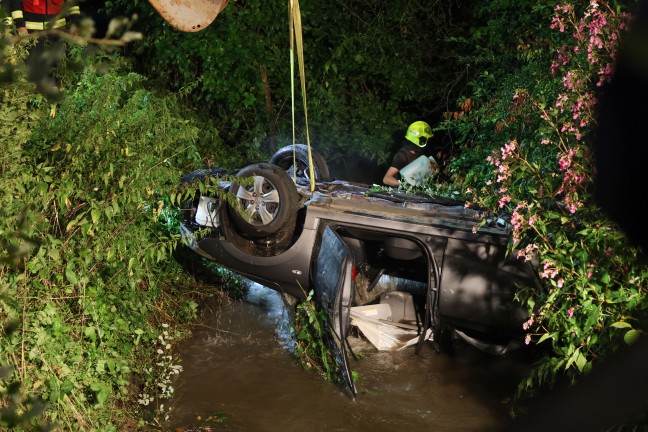 Taufkirchen an der Trattnach: Auto nach schwerem Crash mit Taxibus in den Stillbach �berschlagen