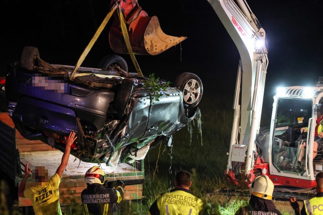 Taufkirchen an der Trattnach: Auto nach schwerem Crash mit Taxibus in den Stillbach �berschlagen