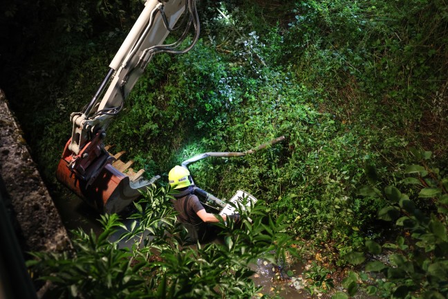 Taufkirchen an der Trattnach: Auto nach schwerem Crash mit Taxibus in den Stillbach �berschlagen
