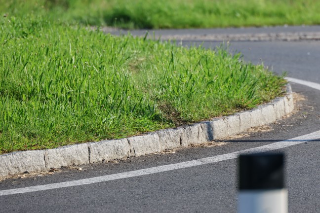 Autolenker kollidierte in Wei�kirchen an der Traun mit Kreisverkehr