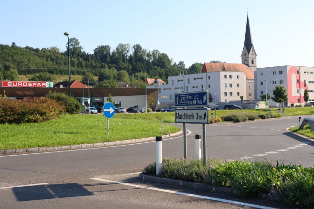 Autolenker kollidierte in Wei�kirchen an der Traun mit Kreisverkehr