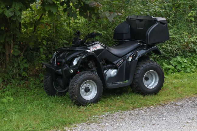 Quad bei Unfall in einem Kurvenbereich in Gr�nau im Almtal in B�schung gelandet