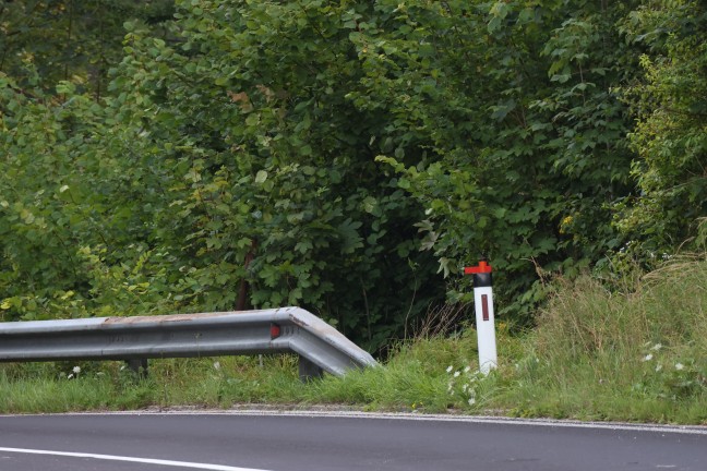 Quad bei Unfall in einem Kurvenbereich in Gr�nau im Almtal in B�schung gelandet