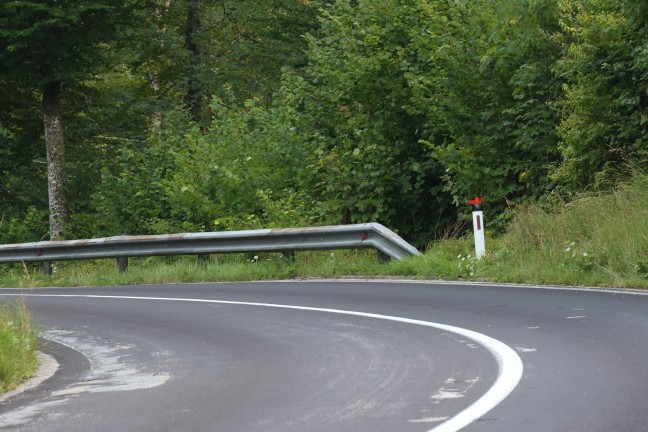 Quad bei Unfall in einem Kurvenbereich in Gr�nau im Almtal in B�schung gelandet