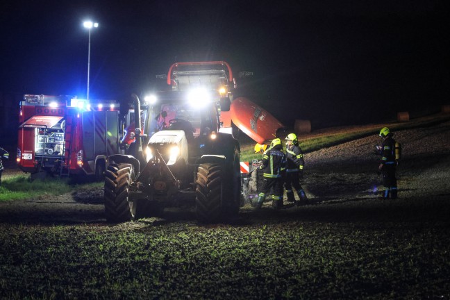 Zwei Feuerwehren zu Brand einer Rundballenpresse auf einem Feld in Offenhausen alarmiert