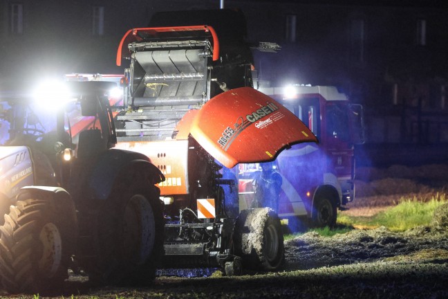 Zwei Feuerwehren zu Brand einer Rundballenpresse auf einem Feld in Offenhausen alarmiert