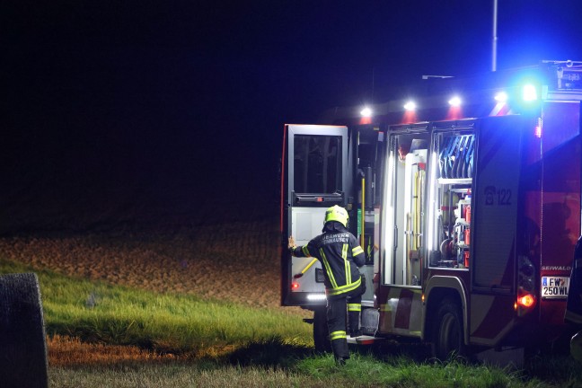 Zwei Feuerwehren zu Brand einer Rundballenpresse auf einem Feld in Offenhausen alarmiert