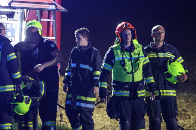 Zwei Feuerwehren zu Brand einer Rundballenpresse auf einem Feld in Offenhausen alarmiert