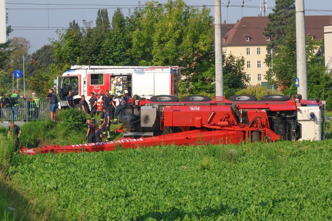 Kranfahrzeug der Feuerwehr bei Einsatz nach Stra�enbahnunfall in Linz-Ebelsberg umgest�rzt