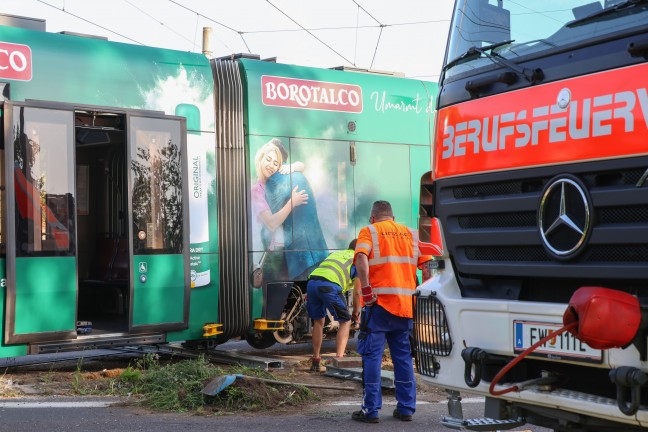 Kranfahrzeug der Feuerwehr bei Einsatz nach Stra�enbahnunfall in Linz-Ebelsberg umgest�rzt