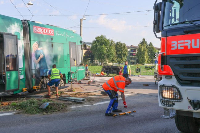 Kranfahrzeug der Feuerwehr bei Einsatz nach Stra�enbahnunfall in Linz-Ebelsberg umgest�rzt